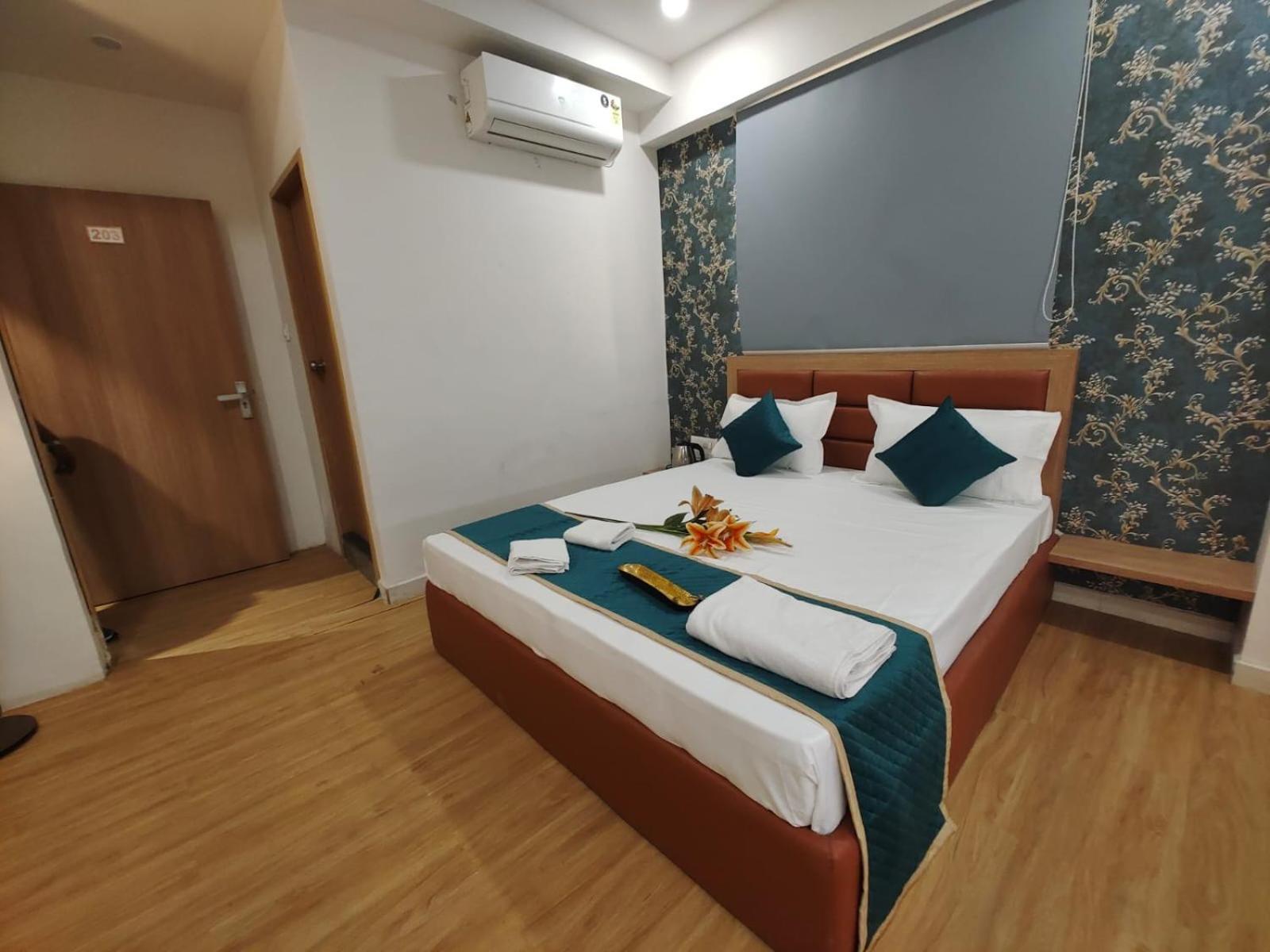 Hotel Prasang Surate Extérieur photo