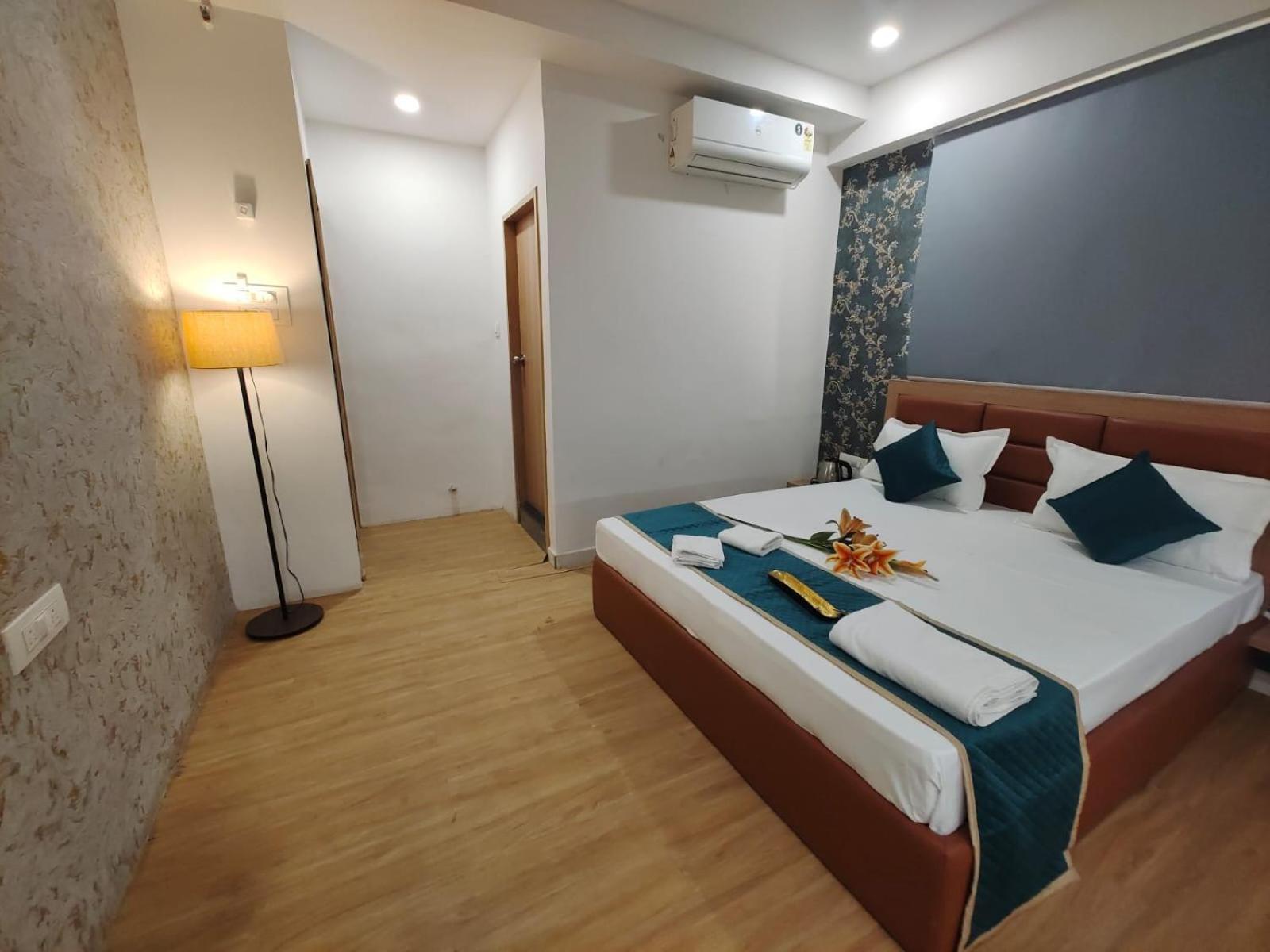 Hotel Prasang Surate Extérieur photo