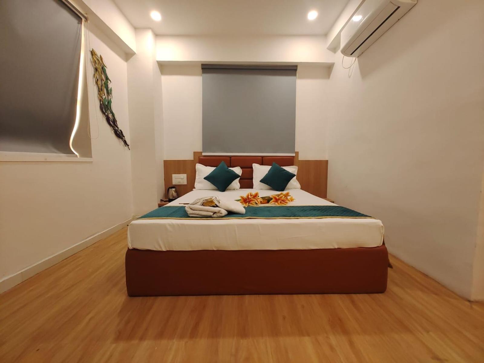 Hotel Prasang Surate Extérieur photo
